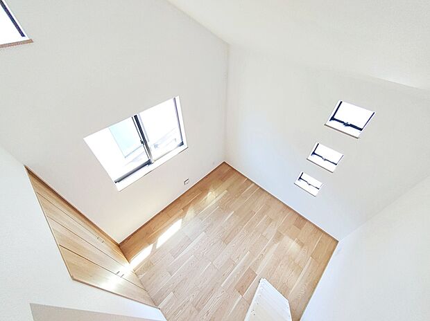 【☆Room☆】
ロフトのあるお部屋は天井が高く、開放感がございます。お子さまのお部屋にも良いですね♪