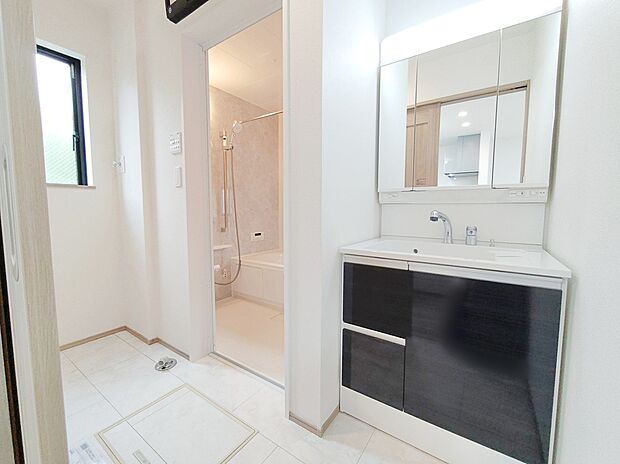 【☆Washstand☆】
明るく清潔感溢れるサニタリースペース。毎日使う場所だからこそ、快適な空間となっております。