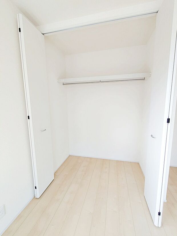 【☆Closet☆】
大人が立って入る事ができる広々クローゼット。コートやワンピースはもちろん、ゴルフバッグ等大きな物も楽々収納できます。