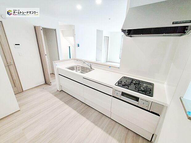【☆Kitchen☆】対面式キッチンからは、リビングにいるご家族の様子が一目で分かります。小さいお子様がいても安心です。大容量の収納スペースは取り出しやすくしまいやすいスライドタイプ、大きな鍋などもラクに取り出せます♪