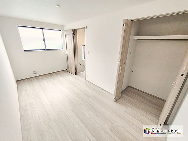 【☆Room☆】充分な広さの収納を備え、採光良好な洋室は、快適空間。プライベートの時間もゆったりお寛ぎ頂けそうです。全居室に収納を完備しておりますので、居室の全空間を有効活用出来ます。自