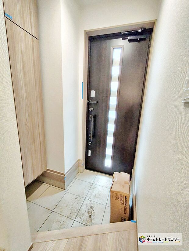 【☆Entrance☆】ガラススリットの入った玄関ドアは室内に光を届けてくれる大事な存在です☆ウッドテイストの玄関ドアがお洒落です。玄関にはたっぷり収納の下駄箱を完備。