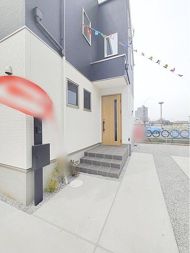 【現地外観写真】玄関ポーチには屋根がついているので雨などでも玄関前で濡れずにお出かけ準備が出来ます。