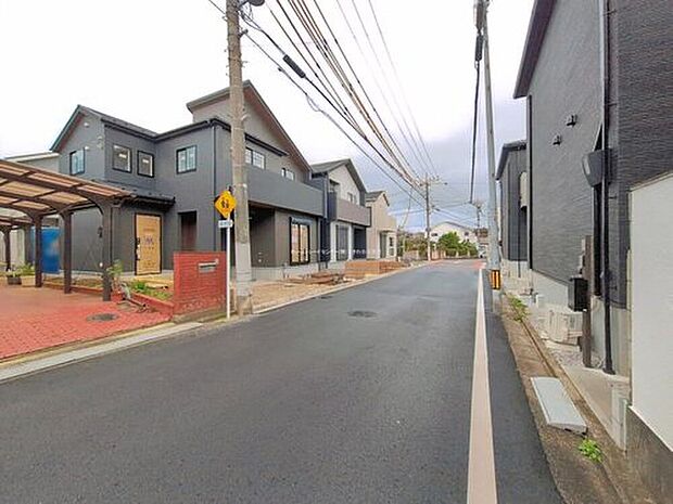 【前面道路含む現地写真】前道が6ｍあるので、車庫入れが苦手な方でも安心して入れられます。