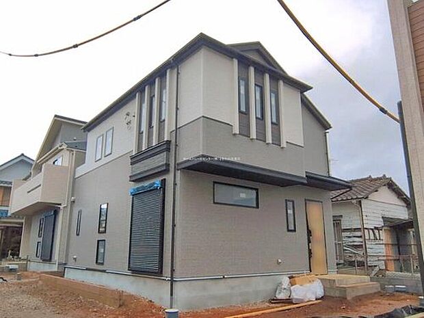 【 現地外観写真】洗練されたデザインのお洒落なお住まいです。ゆとりの広さを誇る魅力あふれる邸宅です。