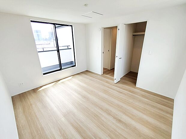 【☆Room☆】
お陽さまの光をさわやかな風をたっぷりとりこめます。室内はいつも明るい印象なので気持ちの良い朝を迎えられます。