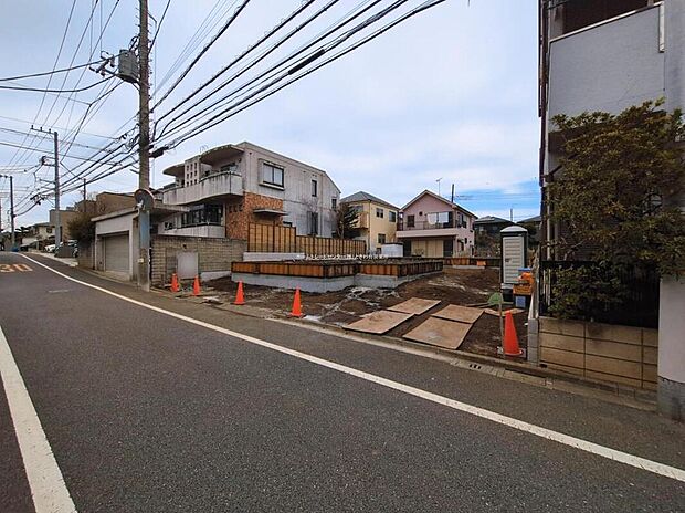 【前面道路含む現地写真】カースペース２台可能です。
この街で・この家で暮らしたいと思わせる理由を是非現地でお確かめ下さい。
現地をご覧いただきながら、住まいの夢をお聞かせください。