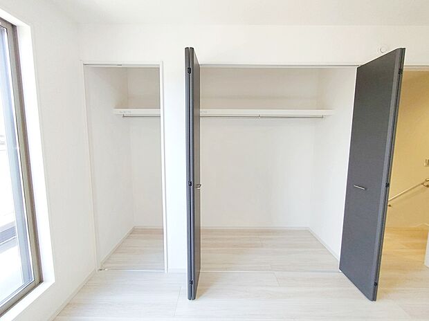 【☆Closet☆】
大人が立って入る事ができる広々クローゼット。コートやワンピースはもちろん、ゴルフバッグ等大きな物も楽々収納できます。
