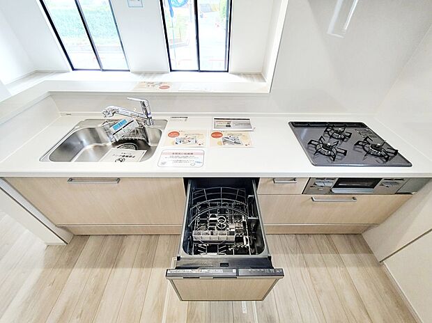 【☆Kitchen☆】人工大理石トップ仕様の高級感のあるシステムキッチン。食洗機や浄水器、ハンドシャワーなど、高機能付きです。サポート力◎で、家事も快適スムーズに出来そうです。