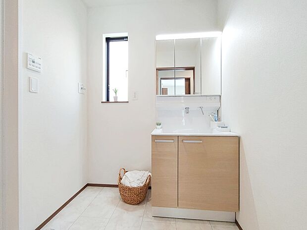 【☆Washstand☆】
明るく清潔感溢れるサニタリースペース。毎日使う場所だからこそ、快適な空間となっております。
