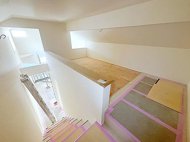 【☆Loft☆】縁なしタタミを使用したロフトです。
固定階段で昇降できるため、大きな荷物も運ぶのもラクラク♪
※内装作業中です。