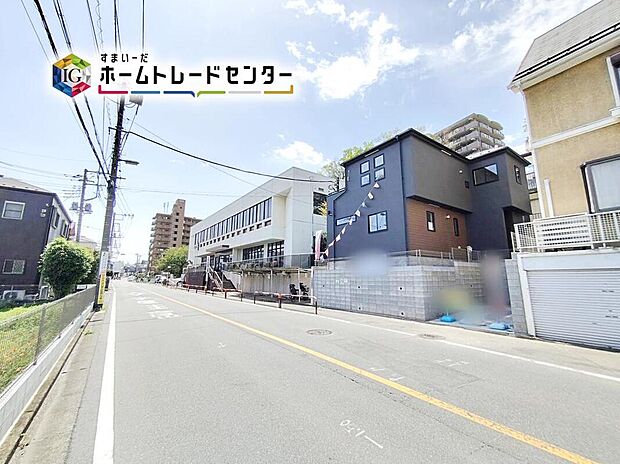 【前面道路含む現地写真】カースペースございます。
この街で・この家で暮らしたいと思わせる理由を是非現地でお確かめ下さい。
現地をご覧いただきながら、住まいの夢をお聞かせください。