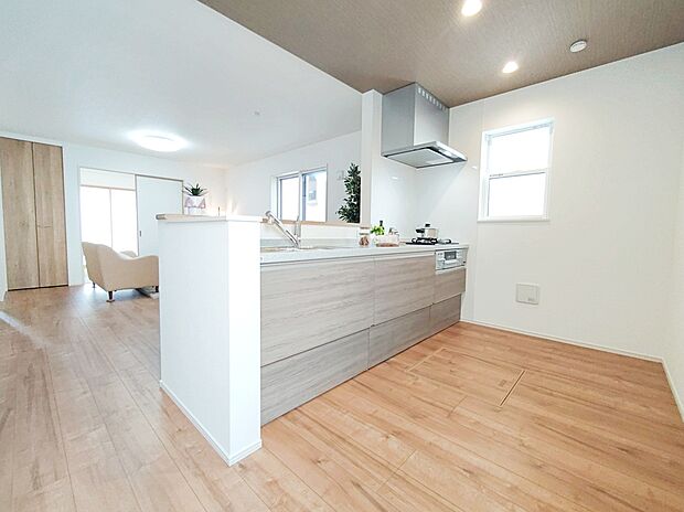 【☆Kitchen☆】
対面式キッチンからは、リビングにいるご家族の様子が一目で分かります。小さいお子様がいても安心です。