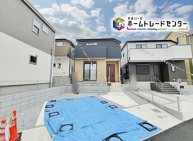 【現地外観写真】全棟対面式キッチンを採用。対面式キッチンは、ご家族とのコミュニケーションを育くむ間取りです♪