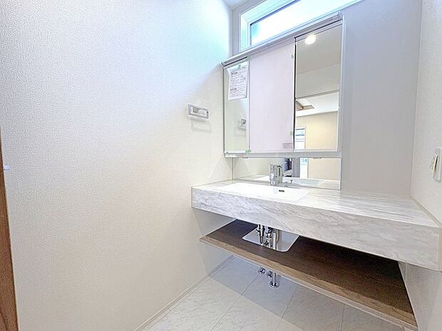 【☆Washstand☆】
ワイドカウンターのおしゃれなオープンサニタリー。３面鏡は鏡の裏が収納になっている機能的なタイプです。