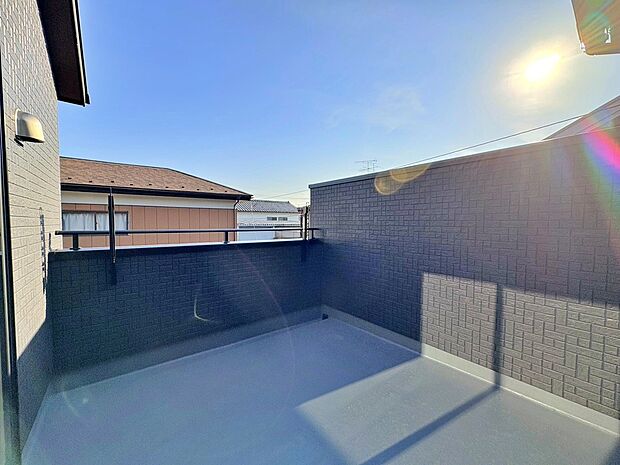【☆Balcony☆】
バルコニーは２部屋より出られて便利。南側に設置されているので、心地よい陽射しや爽やかな風を楽しむことが出来ます。晴れた日にはたっぷりの洗濯物や布団を干せます！