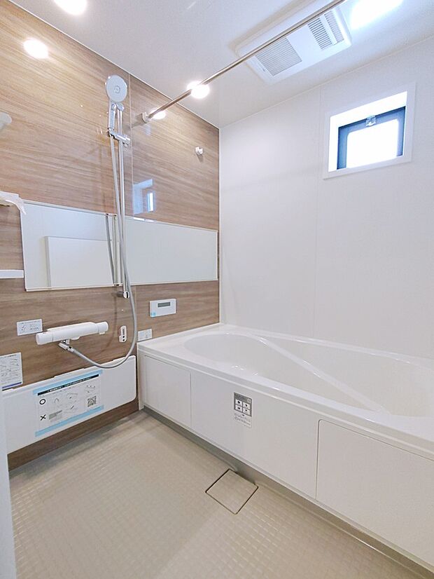 【☆Bathroom☆】一日の疲れを洗い流せるような憩いのバスルーム。窓付きなので、採光もあり明るく気持ちの良い空間です。窓があることで、換気環境も良好。掃除もスムーズに出来ます。
