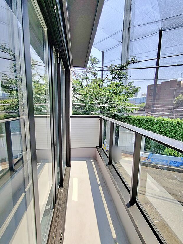 【☆Balcony☆】南側に配置されたバルコニー。暖かい陽光たっぷり降りそそぎ、天気の良い日は洗濯や布団干しも快適です。
