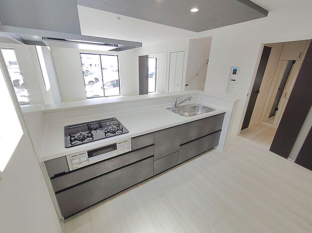 【☆Kitchen☆】対面式キッチンですので、お食事の準備をしながらご家族との会話を楽しめます。大容量の収納スペースは取り出しやすくしまいやすいです。大きな鍋などもラクに取り出せます♪
