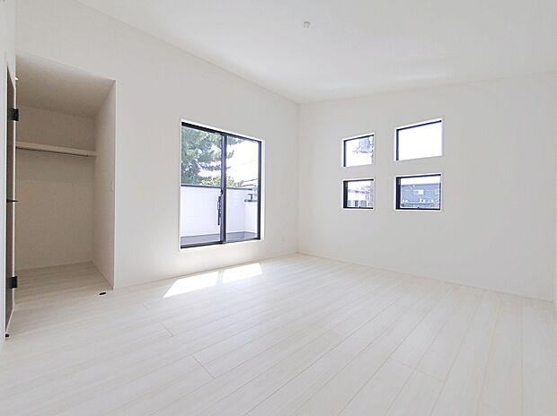 【☆Room☆】９帖の洋室は広々としています。ベッド、デスク、収納を置いても圧迫感がありません！家具の配置に自由度があり、ライフスタイルに合わせたレイアウトが可能です♪
