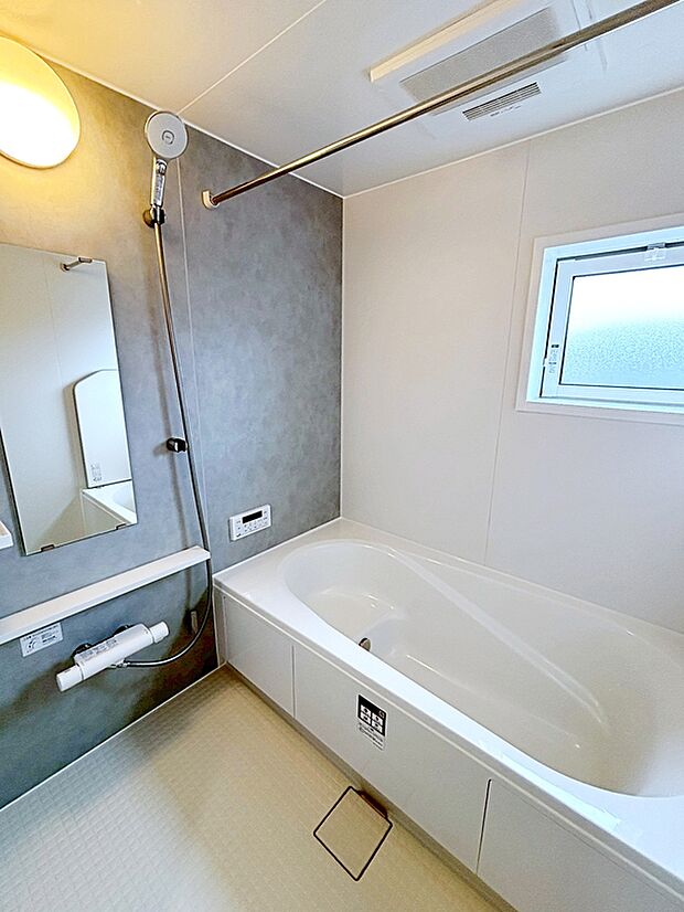 【Bathroom】窓付きのバスルーム。陽射し差し込む明るい環境は、日中の入浴も気持ち良くお使い頂けそうです。
