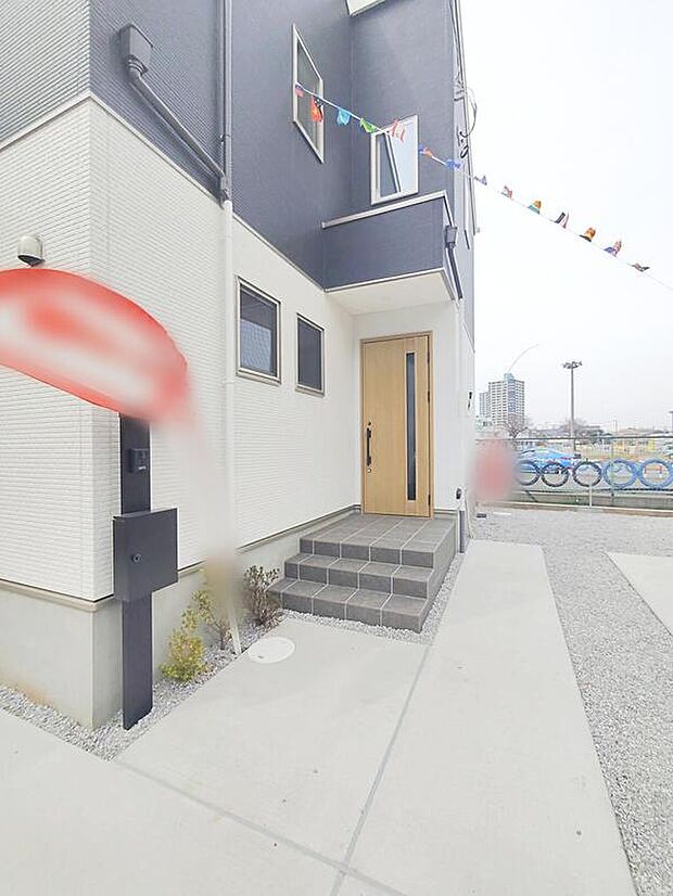 【現地外観写真】玄関ポーチには屋根がついているので雨などでも玄関前で濡れずにお出かけ準備が出来ます。