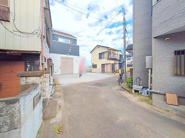 【前面道路含む現地写真】カースペース３台可能です。
当日のご見学予約も承ります。同じものは２つとない「夢のマイホーム」との出会いが待っているかもしれません。
