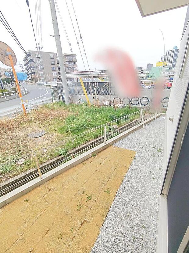 【庭】ゆとりの広さがございますので、庭スペースも勿論、確保。ガーデニングなどいろいろと楽しみが増えそうです。