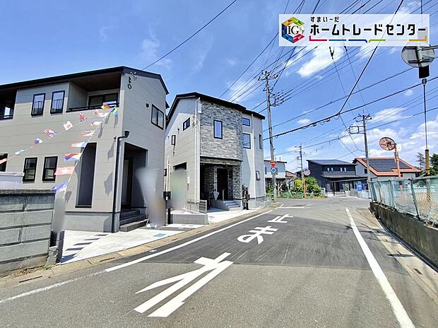 【前面道路含む現地写真】駐車２台可能です。
当日のご見学予約も承ります。同じものは２つとない「夢のマイホーム」との出会いが待っているかもしれません。