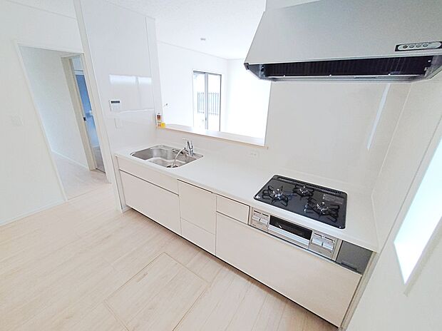 【☆Kitchen☆】対面式キッチンですので、お食事の準備をしながらご家族との会話を楽しめます。大容量の収納スペースは取り出しやすくしまいやすいです。大きな鍋などもラクに取り出せます♪