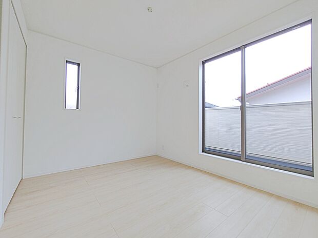 【☆Room☆】2面採光を確保した明るい室内は、風通しも良く、大変居心地の良い空間となっております。爽やかな風を感じて起きる朝は、快適生活の始まりに!