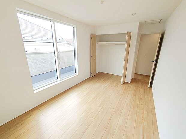 【☆Room☆】
バルコニーに面した６．７帖洋室。充分な広さの収納を備え、採光良好な洋室は、快適空間。プライベートの時間もゆったりお寛ぎ頂けそうです。