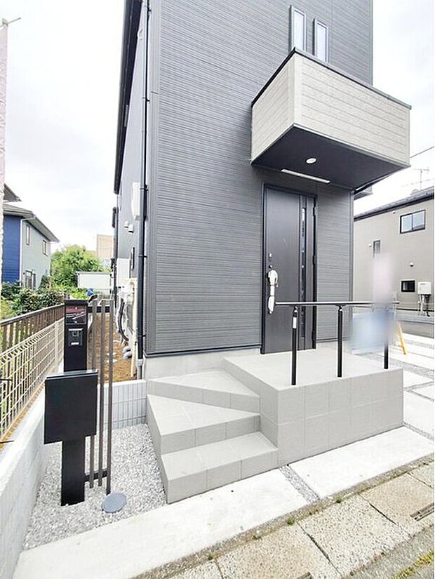 【☆Poach☆】玄関ポーチには屋根がついているので雨などでも玄関前で濡れずにお出かけ準備が出来ます。