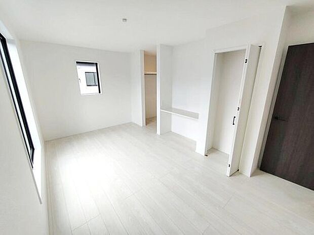 【☆Room☆】８．５帖洋室。
広々とした洋室は、カウンターとウォークインクローゼットを設置しております。

