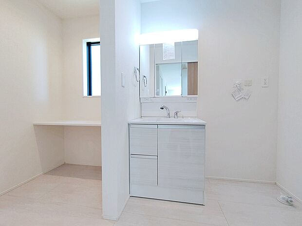 【☆Washstand☆】サニタリースペースも充実の設備。シャンプードレッサーを採用しております。
カウンターコーナーは、アイロンやお洗濯物の一時置き場などご自由にお使いいただけます。