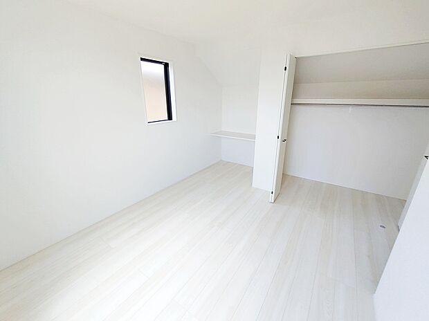 【☆Room☆】イスを置いて書斎のように使えるカウンターが用意されております。用途自在のゆとりある空間です。