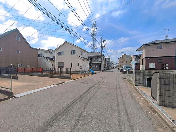 【前面道路含む現地写真】☆前面道路の様子☆カースペース並列２台可能です。この街で・この家で暮らしたいと思わせる理由を是非現地でお確かめ下さい。現地をご覧いただきながら、住まいの夢をお聞かせください。
