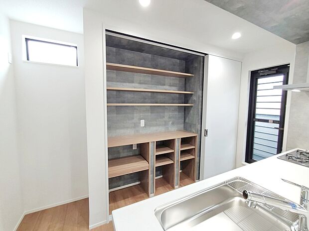 【☆kitchen☆】
備え付けのカップボードがございます。
使う時に引戸を開けられるタイプ。
生活感を隠せる嬉しい仕様です。