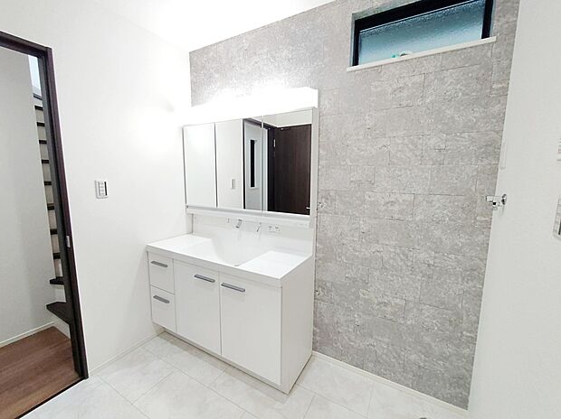 【☆Washstand☆】
意外と客人の目に触れやすい洗面室は機能性と美観を両立。
広々とした洗面化粧台は、朝の身支度もゆとりが生まれます。