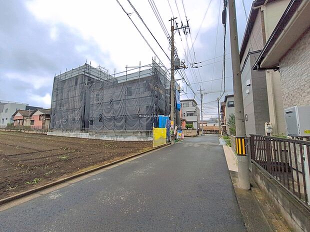 【☆前面道路の様子☆】カースペース（Ａ号棟はビルトインガレージ）ございます。
この街で・この家で暮らしたいと思わせる理由を是非現地でお確かめ下さい。
現地をご覧いただきながら、住まいの夢をお聞かせくださ