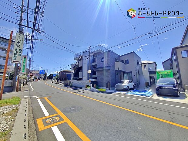 【前面道路含む現地写真】カースペースございます。（１号棟は並列２台可）平日・お仕事帰りなど、いつでもご案内いたします！お気軽にお問い合わせ下さい。
