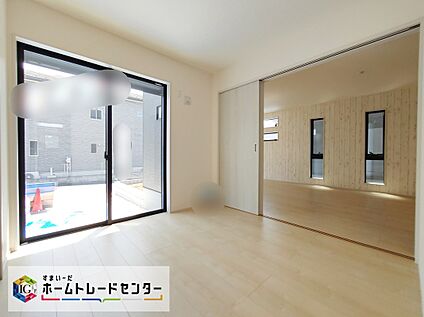掃き出し窓から見る外観と庭