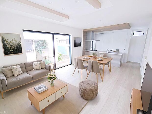 【☆LivingRoom☆】広々１６帖のLDK！対面キッチンからはLDK全体を見渡せます♪家族とのつながりを意識した見通しのいいリビングは会話が弾んでみんなを笑顔にします。※家具をCGで加工しています。家具付き販売ではご
