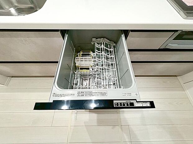 【【食器洗浄乾燥機】】忙しいご家庭の味方、後片付けもラクラクなビルトイン食洗機付き。洗い終わった食器の水切りや乾燥としても便利です。
