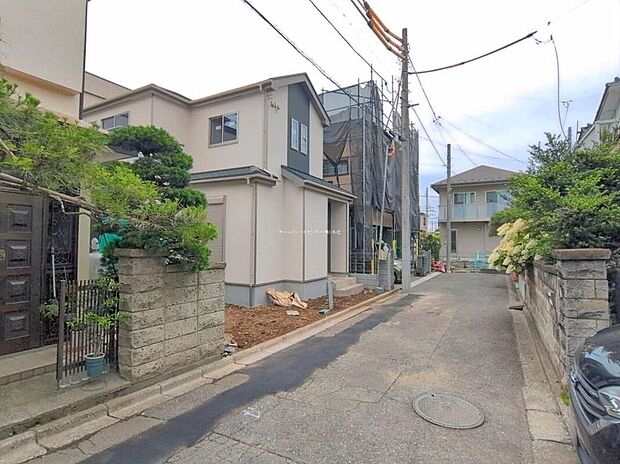 【前面道路含む現地写真】カースペースございます。この街で・この家で暮らしたいと思わせる理由を是非現地でお確かめ下さい。現地をご覧いただきながら、住まいの夢をお聞かせください。