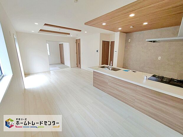 【☆Living Room☆ 1号棟】採光良好なリビングは、ご家族の憩いの空間。居心地の良い快適な安らぎの場所にもなりそうです。折上天井があることでスタイリッシュな雰囲気を生み出してくれるのもポイントです♪