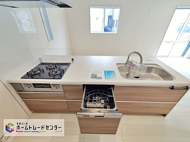 【☆Kitchen☆ 1号棟】おしゃれなカウンターキッチン♪ビルトイン式の食器洗い乾燥機を標準設置しています。家事の手間を大幅に削減してくれるお役立ちアイテムは、洗浄力が高いうえ、除菌効果にも優れております。