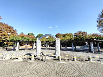 大泉中央公園 2200m (徒歩28分・自転車で9分)