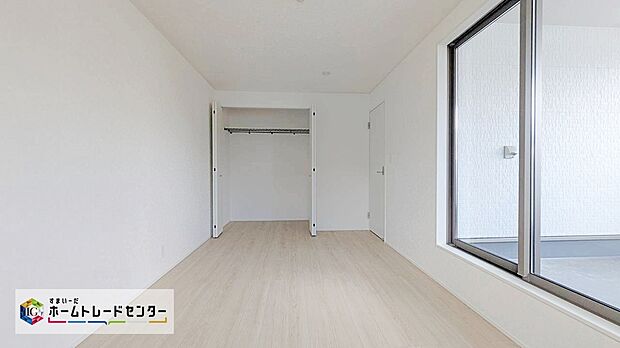 【洋室】☆Room☆
2面採光を確保した明るい室内は、風通しも良く、大変居心地の良い空間となっております。爽やかな風を感じて起きる朝は、快適生活の始まりに！