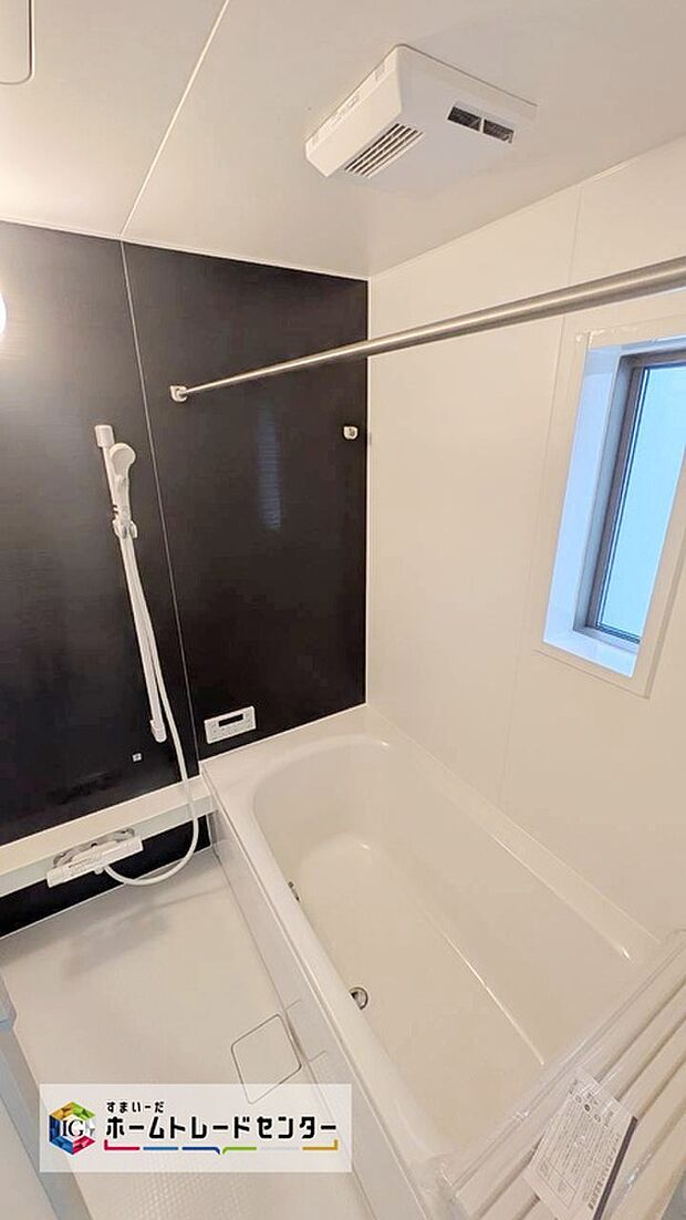 【バスルーム】☆Bathroom☆
窓付きのバスルームは、明るく換気環境も良好。日中の入浴も気持ちよくお使い頂けそうです。